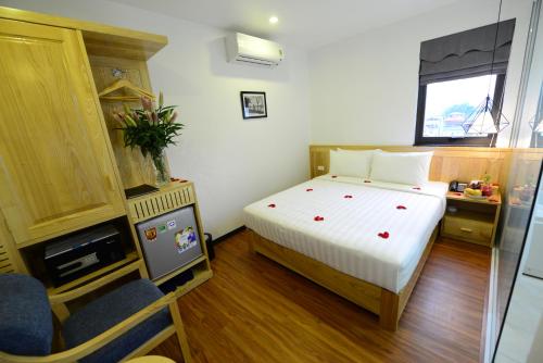 Llit o llits en una habitació de Blue Hanoi Inn Luxury Hotel