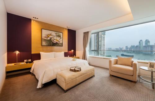 1 dormitorio con cama grande y ventana grande en Top Glory Ocean one GORIOLE, Shanghai, en Shanghái