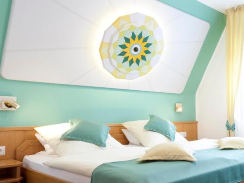 Llit o llits en una habitació de Hotel Landgasthof Rüppel