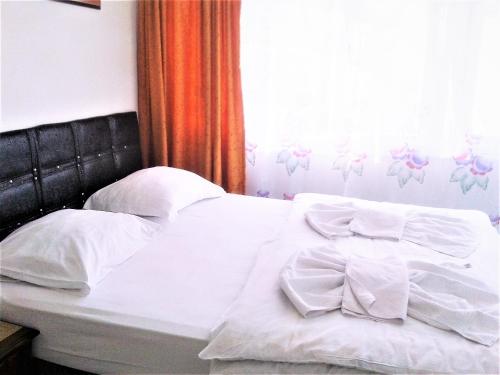 un letto bianco con lenzuola e cuscini bianchi di Bereket traveler Hotel a Istanbul