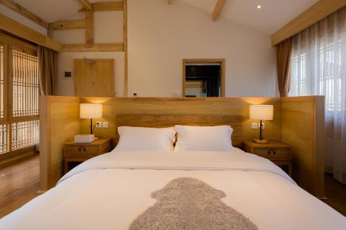 Ein Bett oder Betten in einem Zimmer der Unterkunft Lijiang Sunshine Nali Inn
