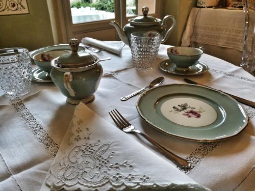 a table with a green and white plate on a table at Le Case Di San Vitale in Ravenna