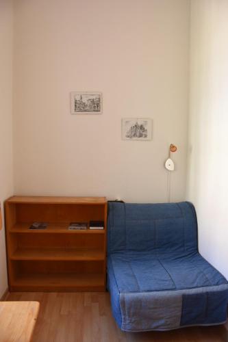 a living room with a blue couch and a table at Pension zur Wartburg in Görlitz