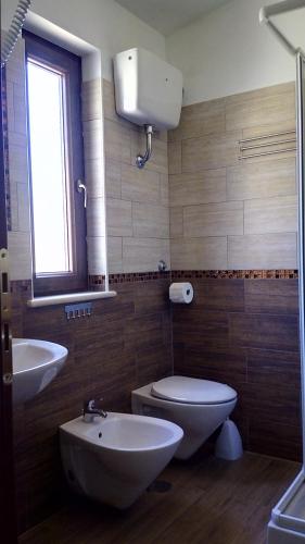 a bathroom with a toilet and a sink at Agriturismo Casale Sera in Fontana Liri