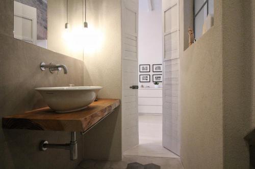 Un baño con un lavabo sobre una encimera de madera. en CasaDiaz 11, en Como