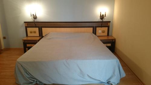 Een bed of bedden in een kamer bij Апартменты Комплекс Атриум
