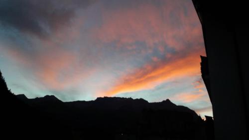 a sunset in the sky with mountains in the background at Ferienhaus Luis in Nauders