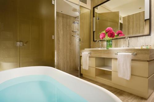 Ett badrum på Margutta 19 - Small Luxury Hotels of the World