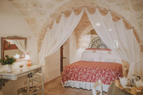 um quarto com uma cama num quarto com um tecto em Masseria Montenapoleone em Fasano