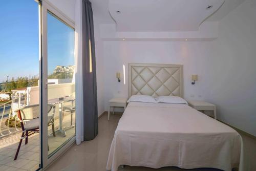 Un pat sau paturi într-o cameră la Hotel Corona Beach Peschici