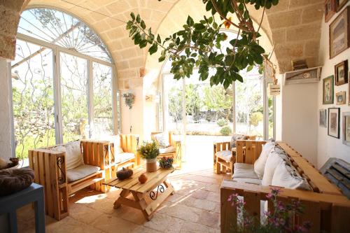 uma sala de estar cheia de mobiliário e uma grande janela em Masseria Montenapoleone em Fasano