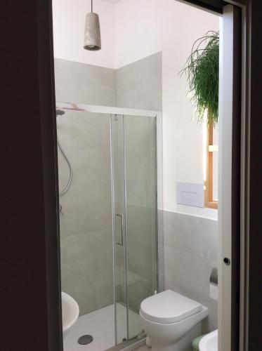 ファヴィニャーナにあるCasa Banninaのバスルーム(シャワー、トイレ付)
