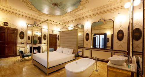 - une chambre avec un lit, une baignoire et un lavabo dans l'établissement Axel Hotel Madrid - Adults Only, à Madrid