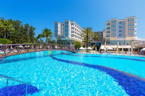 Bazén v ubytování Hotel Terrace Beach Resort All Inclusive nebo v jeho okolí