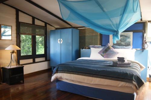 Tempat tidur dalam kamar di Experience Island Heritage Home