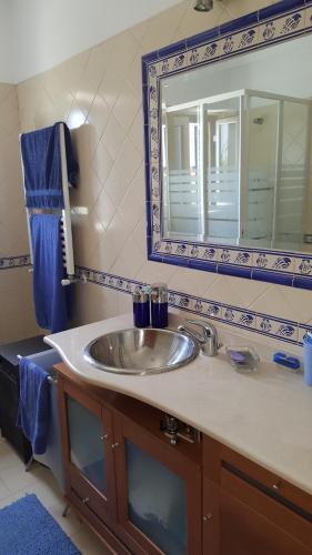SilveiraにあるVilla da Praia Azulのバスルーム(洗面台、鏡付)