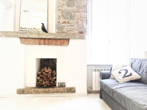 Una sala de estar con chimenea y un sofá. en CasaDiaz 11, en Como