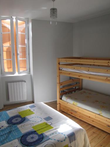 1 dormitorio con 2 literas y ventana en Appartement de charme à la montagne, en Ax-les-Thermes