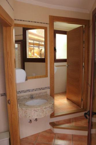 a bathroom with a sink and a mirror at Hostal Casa Perico in Larraga