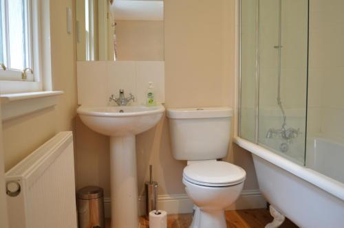 y baño con aseo, lavabo y ducha. en Teal Cottage, en Clachan of Glendaruel