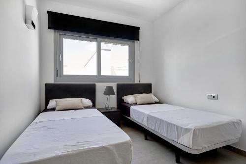 トレビエハにあるOrange Holiday Housing-Villa Amalia 20の窓付きの部屋 ベッド2台