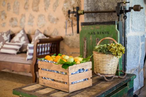 two baskets of fruit on a table next to a couch at Hotel Ca'l Bisbe in Sóller