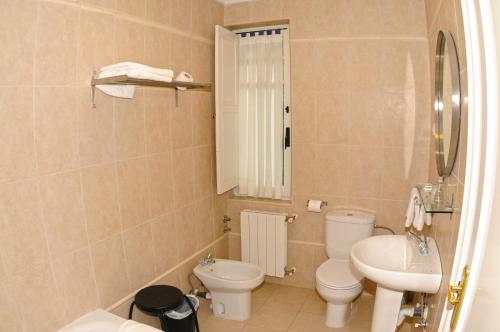 uma casa de banho com um WC e um lavatório em Hotel Rural Isasi em Gordexola