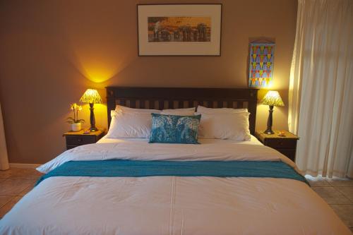 Una cama o camas en una habitación de Easy Five Guest House