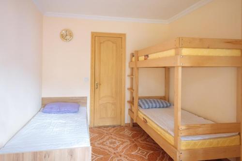 Двухъярусная кровать или двухъярусные кровати в номере Hotel Forest Fairy