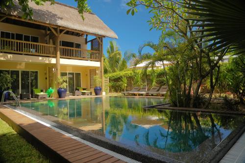 The swimming pool at or close to Ocean Villas Hotel