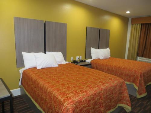 Cama o camas de una habitación en Scottish Inn and Suites