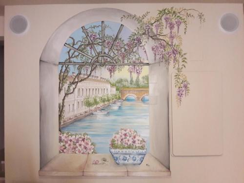 ペスキエーラ・デル・ガルダにあるLe Finestre sul Borgo Roomsの川と花の窓絵