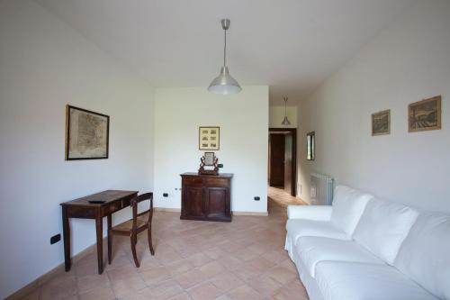 a living room with a white couch and a table at Agriturismo La Pesca in Broccostella