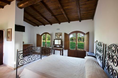 1 dormitorio con cama y techo de madera en Agriturismo La Pesca, en Broccostella
