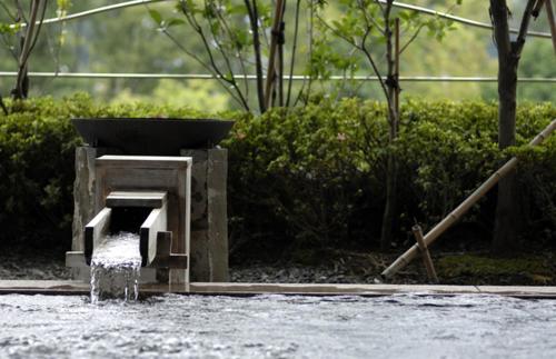 a bird in a bird bath in the water at Izu-Nagaoka Hotel Tenbo in Izunokuni