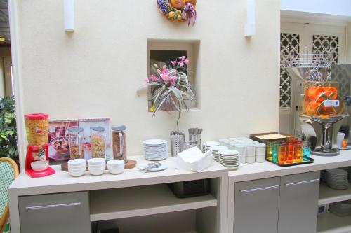 einem Tisch mit Platten und anderen Gegenständen darauf in der Unterkunft Logis Hotel Restaurant Le Grand Turc in LʼOie