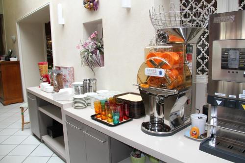 eine Küchentheke mit einer Kaffeemaschine darauf in der Unterkunft Logis Hotel Restaurant Le Grand Turc in LʼOie