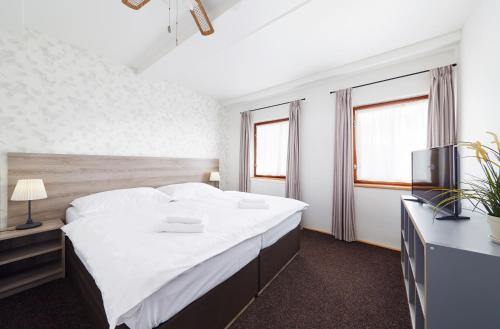 Ski Hotel Svoboda nad Úpouにあるベッド