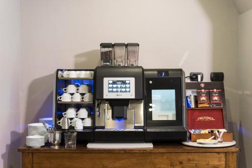 Hotel Bernardinoにあるコーヒーまたはお茶