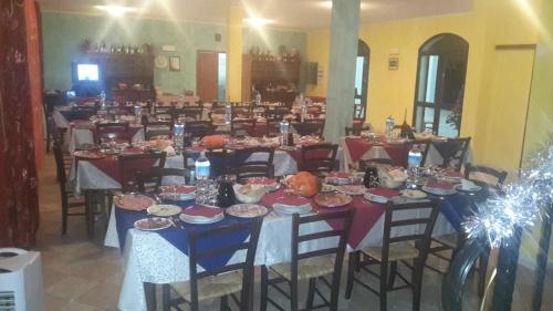 un gran salón de banquetes con mesas y sillas y comida en Agriturismo Lerno, en Pattada