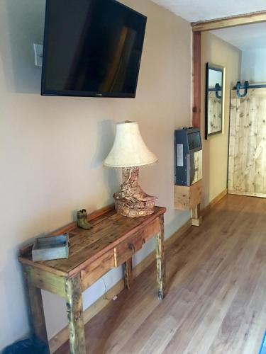 Μια τηλεόραση ή/και κέντρο ψυχαγωγίας στο Dusty Boots Motel & Cafe