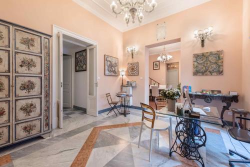 un soggiorno con tavolo e sedie di Palazzo Benso a Palermo