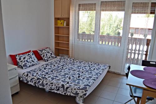 1 Schlafzimmer mit einem Bett, einem Schreibtisch und 2 Fenstern in der Unterkunft Studio Alex in Poiana Brașov