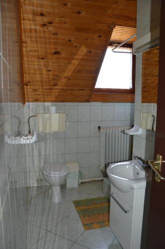 Bilik mandi di Apartman Anikó Vendégház