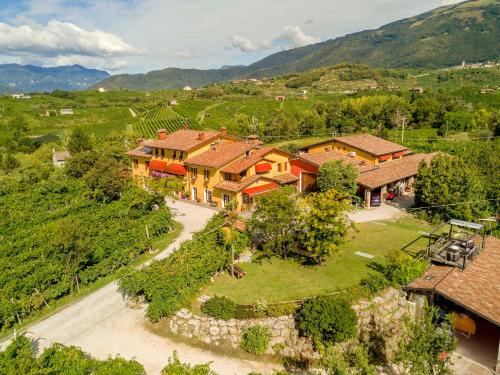una vista aerea di una casa in montagna di Azienda Agricola Campion a Valdobbiadene