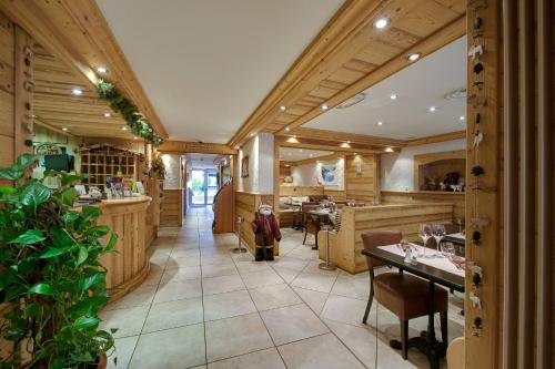 Kuchyň nebo kuchyňský kout v ubytování Hotel Du Commerce
