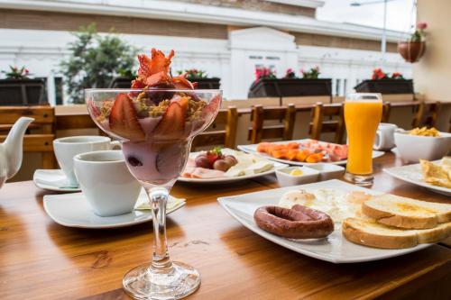 a table with a salad in a martini glass at Hotel Boutique Castilla de Leòn in Cuenca