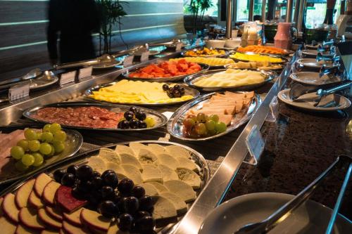 南大坎皮纳Capivari Ecoresort的提供多种食物的自助餐线