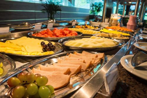 南大坎皮纳Capivari Ecoresort的提供多种食物的自助餐线