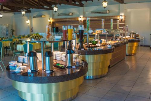 南大坎皮纳Capivari Ecoresort的摆满食物的餐厅